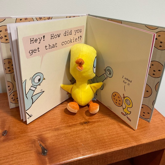 📚Mo Willems Pigeon and Duckling Hard Cover Book Set with Dolls - Picture 7 of 8